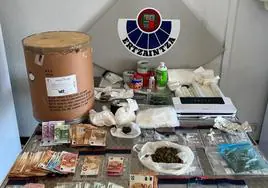 Droga, material y dinero incautado por la Ertzaintza en un domicilio en Durango.