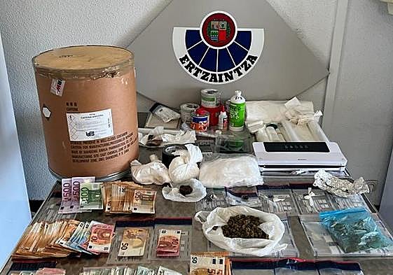 Droga, material y dinero incautado por la Ertzaintza en un domicilio en Durango.