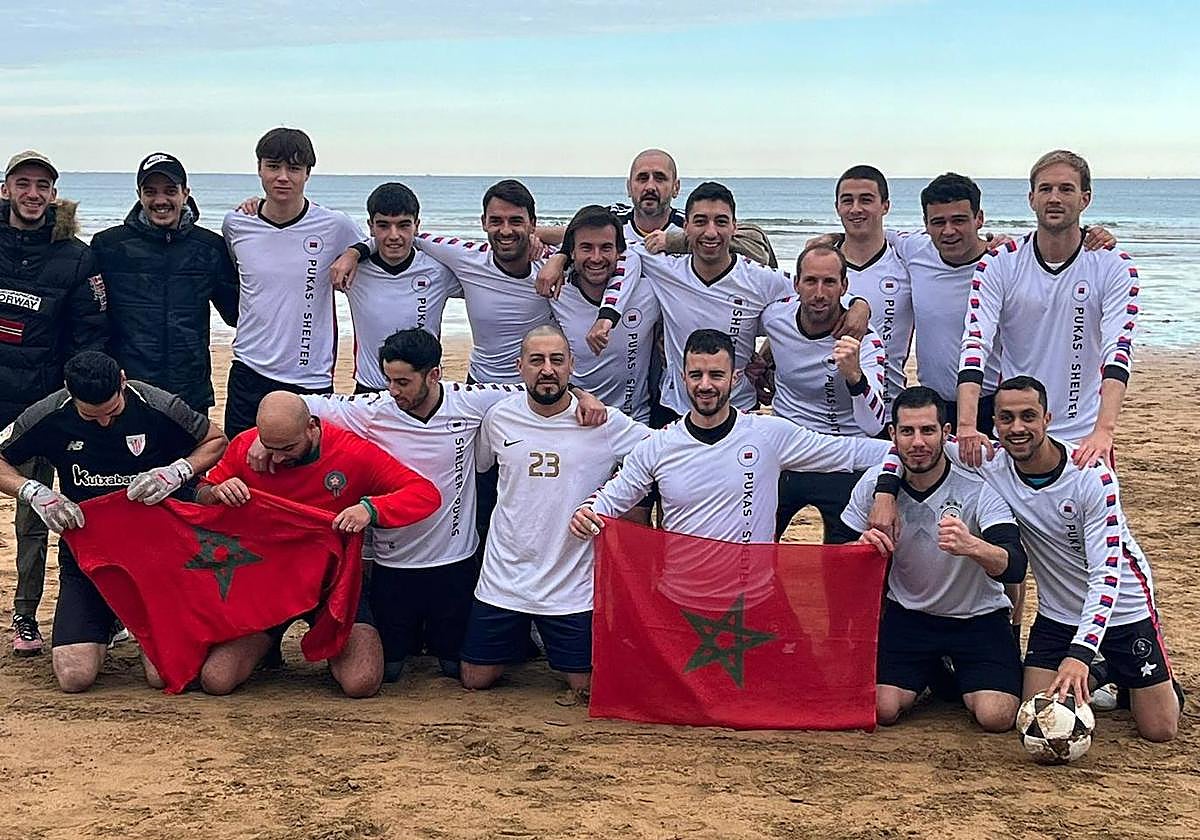 Adnan Saadounie, tercero por la derecha en la fila de abajo, con su equipo.