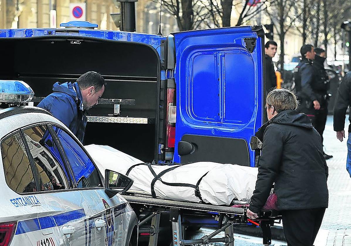 El cuerpo de Adnan, tras el accidente de febrero en Donostia.