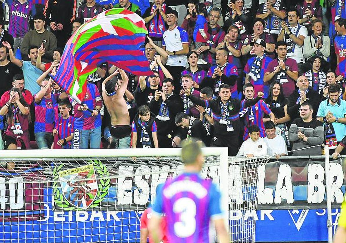 La afición no dejó de animar al equipo pese a los adversos resultados.