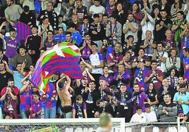 La afición no dejó de animar al equipo pese a los adversos resultados.