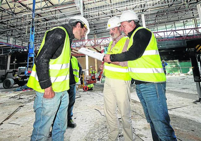 Ingenieros y jefes de obra analizan la marcha de los trabajos en la nueva plazoleta central de acceso al centro.