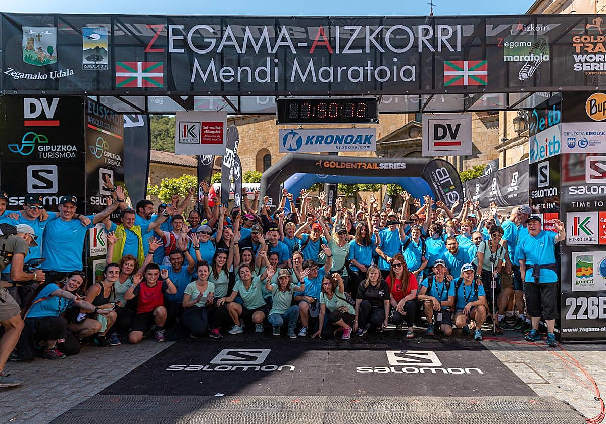 Voluntarios que trabajaron el año pasado, juntos en las calles de Zegama tras las prueba.