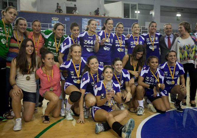 Las jugadoras del Bera Bera celebran la Supercopa ganada en el Gasca en la 2012/13.