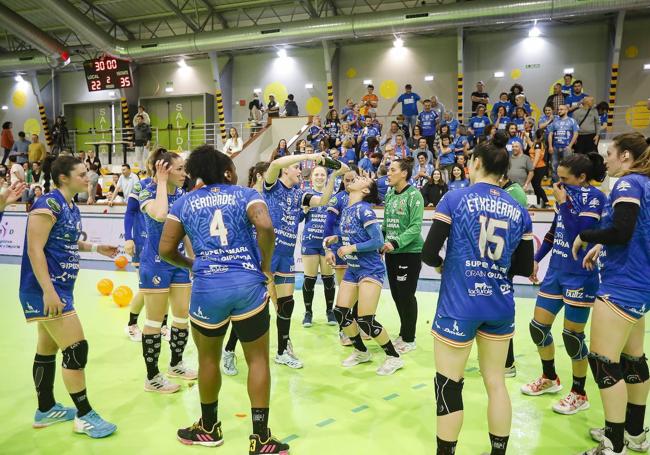 Las jugadoras del Super Amara celebran en la pista de Gijón el octavo título de Liga, conquistado en 2022.