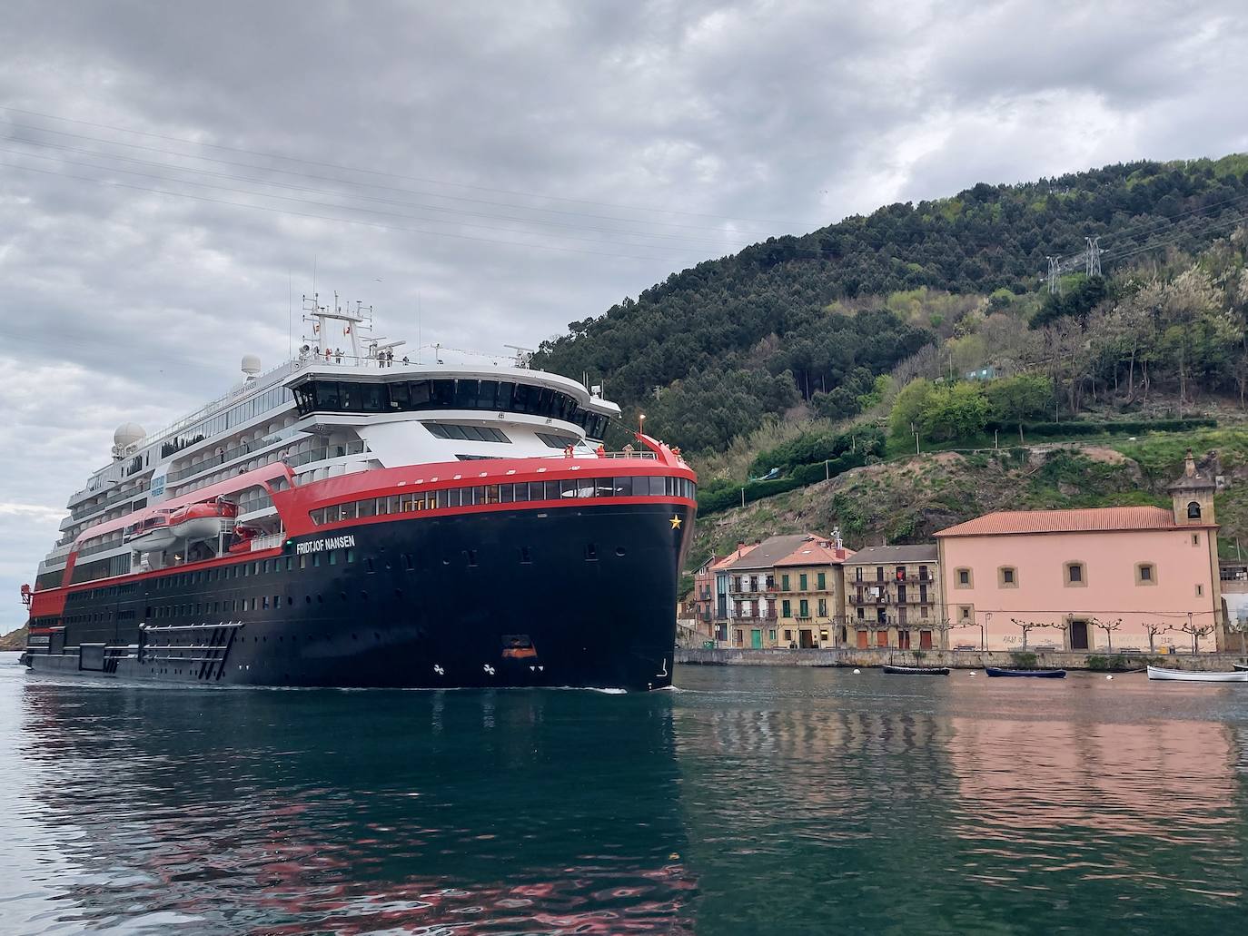 El crucero accede a la bahía de Pasaia.