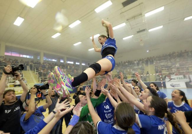 Matxalen Ziarsolo, manteada el día de su retirada, tras ganar la Liga 2015/16, la temporada del tercer triplete.