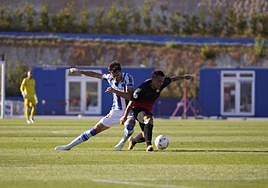 Urko González de Zárate disputa un balón durante el partido.