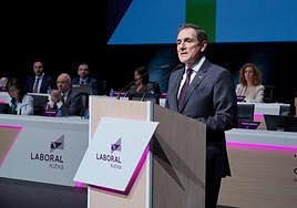 Txomin García, que inició su mandato en 2009, repasó emocionado ante los socios su carrera en la entidad y en el Grupo Mondragon.