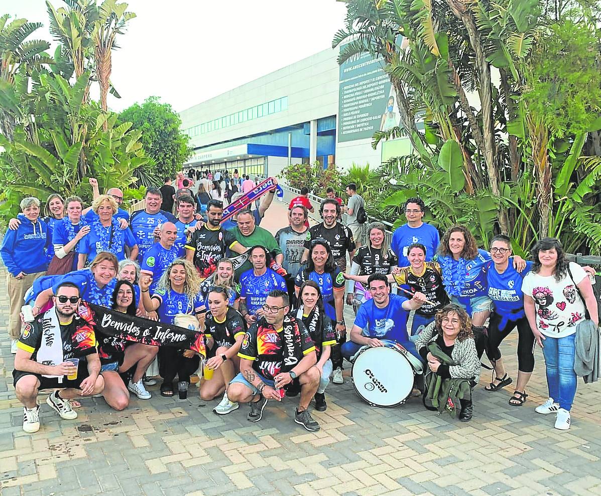 Aficionados de Bera Bera y Guardés comparten buenos momentos en la previa de la semifinal.