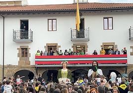 Los Antzar Korrikalariak fueron los encargados de lanzar el txupinazo que dio el comienzo a las fiestas.