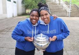 Mariane Fernandes y Alice Silva sujetan el trofeo de Copa, este lunes por la mañana en el polideportivo de Bidebieta, en Donostia.