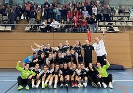 Txapeldunak. Plantilla y afición celebraron el campeonato en Andoain.