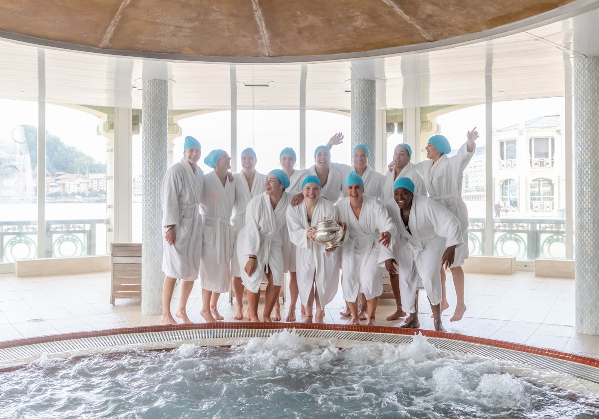 Las jugadoras del Bera Bera, junto al jacuzzi.