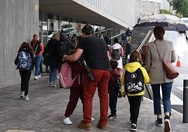 Padres llevan a sus hijos a Aldapeta María Ikastetxea.