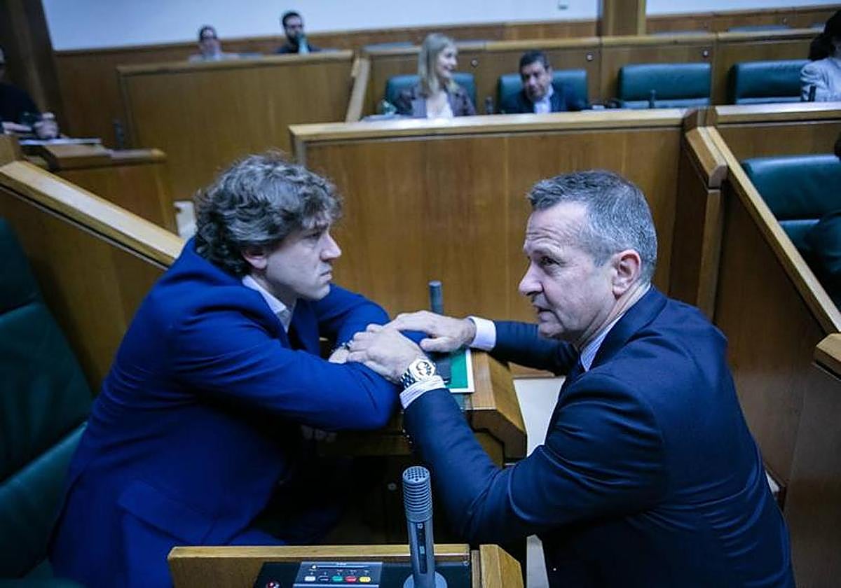 Andueza junto a Bildarratz en el Parlamento Vasco.