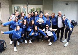 Las campeonas, con la Copa, a su llegada al polideportivo de Bidebieta.