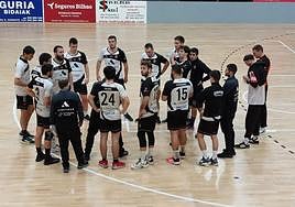 Los jugadores del Zarautz, en un descanso de un partido en el Aritzbatalde.