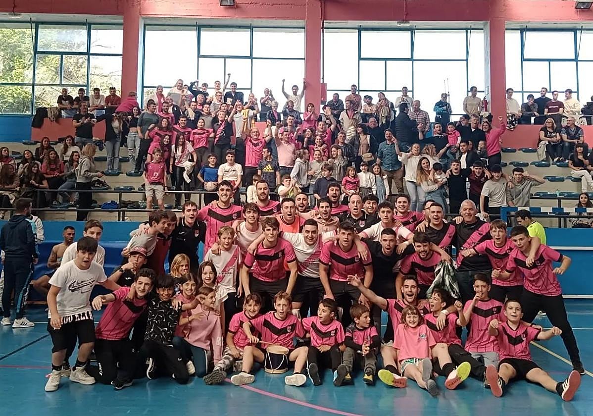 Los jugadores del Donipari celebrando con sus seguidores el ascenso que acababan de materializar en el polideportivo municipal de San Juan.