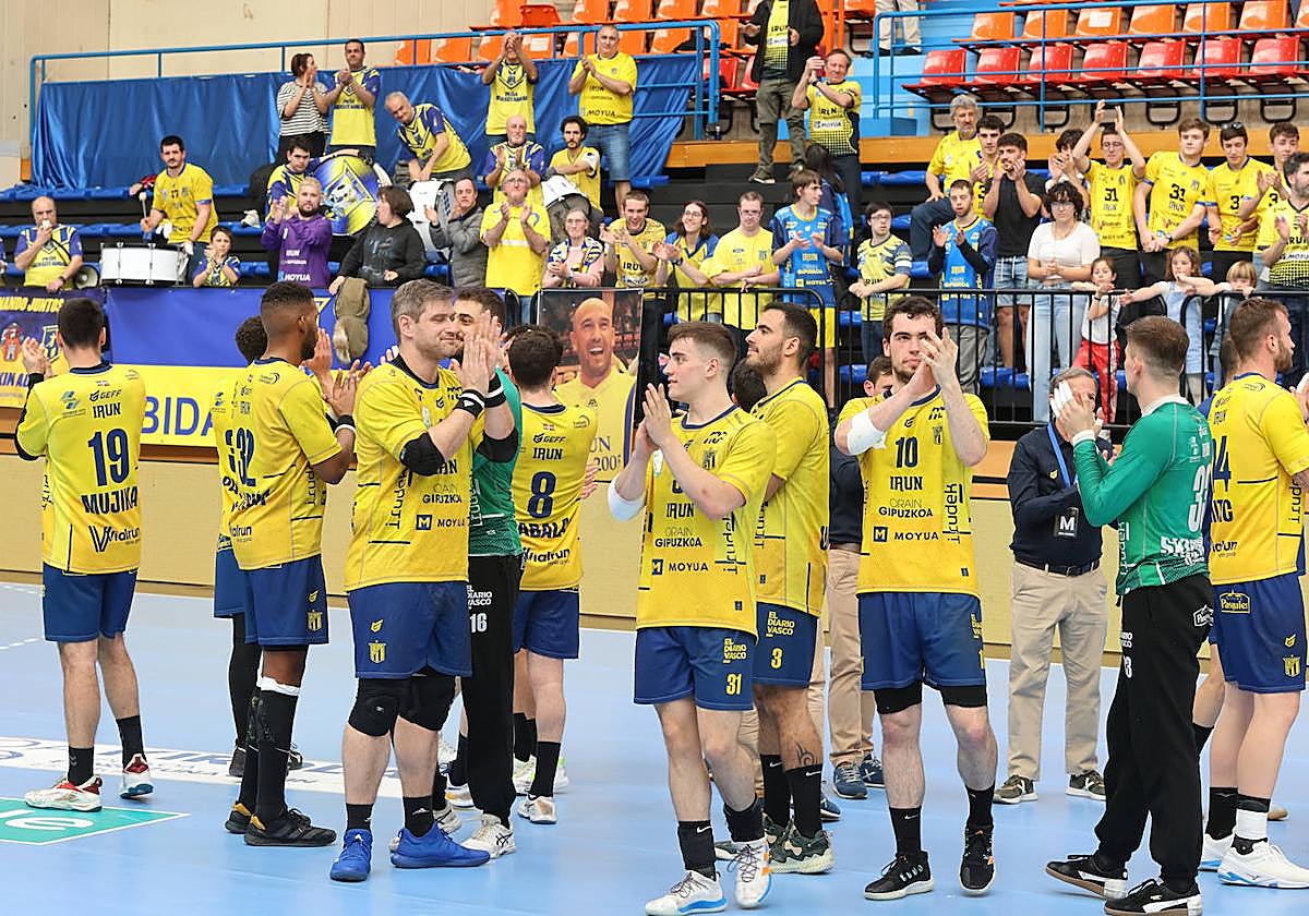 Los jugadores del Bidasoa Irun agradecen el apoyo de la afición tras derrotar al Ademar León