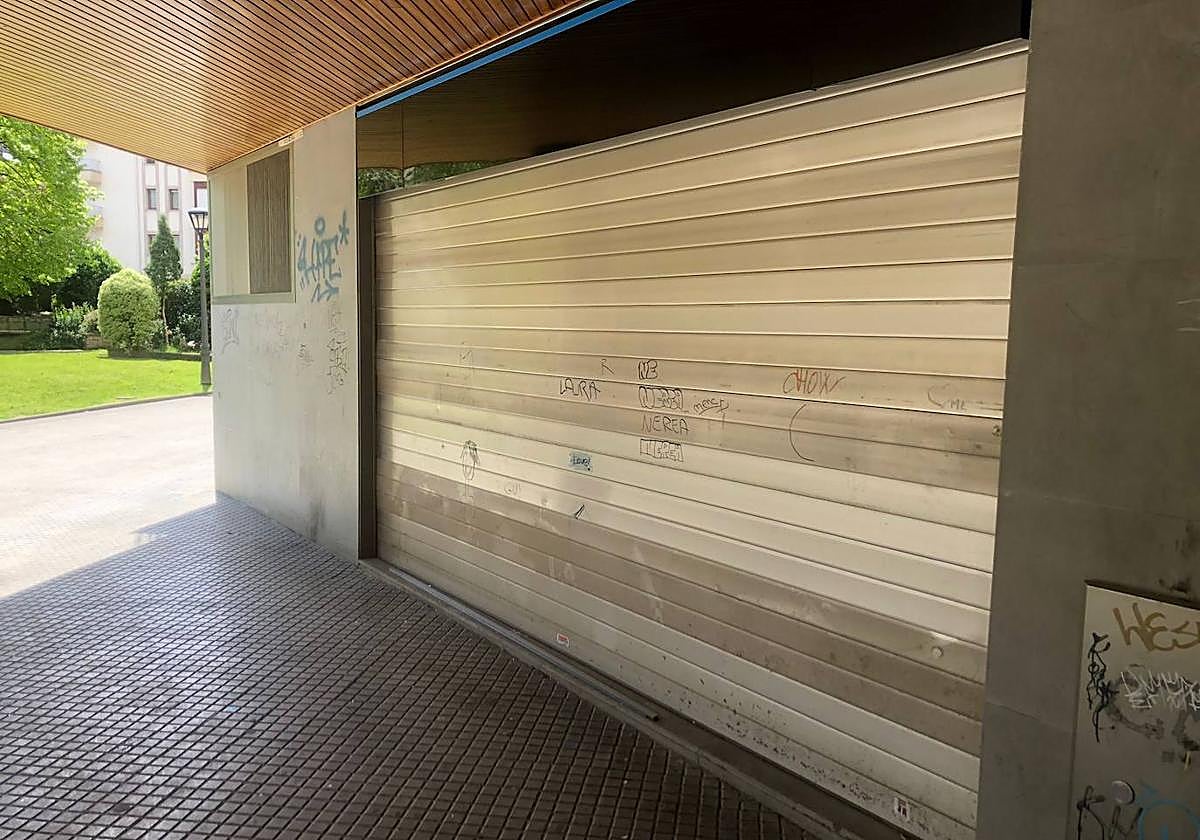 Parte trasera de la sucursal de Aretxabaleta por la que los ladrones trataron de entrar ayer a robar.