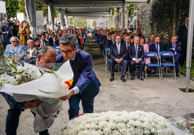 El ministro Bolaños en la ofrenda floral.