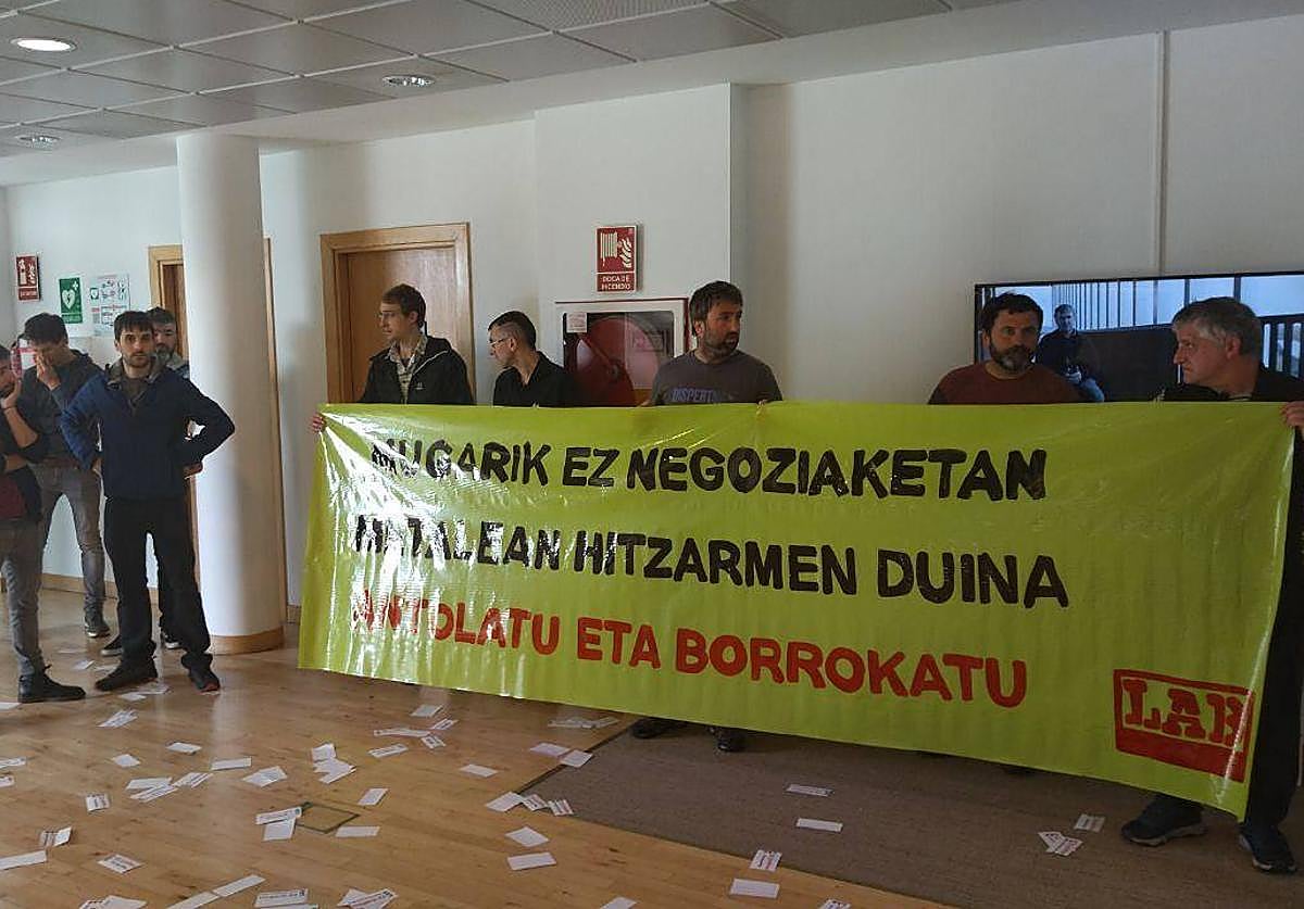 Los delegados de LAB concentrados en el interior de la sede de Adegi.