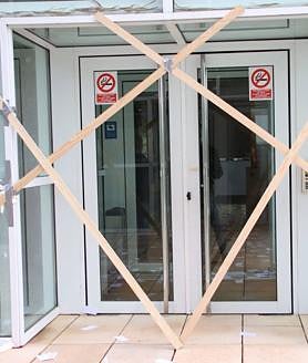 Imagen secundaria 2 - LAB entra en la sede de Adegi para reclamar un convenio del Metal «digno»