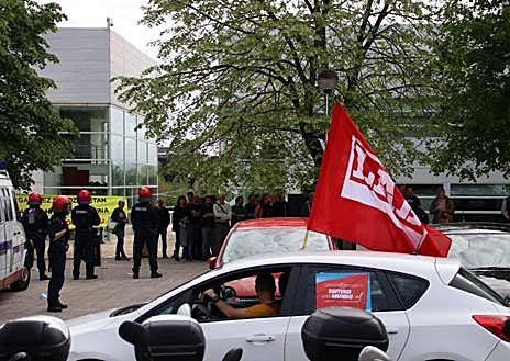 Imagen secundaria 1 - LAB entra en la sede de Adegi para reclamar un convenio del Metal «digno»