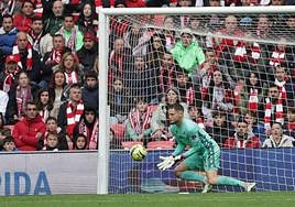 Remiro detiene un balón en San Mamés.