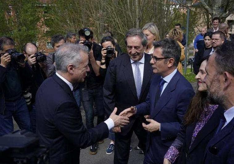 El lehendakari Iñigo Urkullu saluda la ministro Félix Bolaños en Gernika.