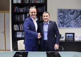 Ayerza (Adegi) y Erkizia (UPV-EHU), ayer tras la firma.