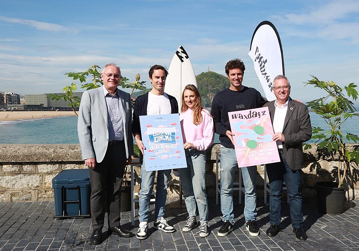 Organizadores y representantes institucionales, ayer en Zurriola.