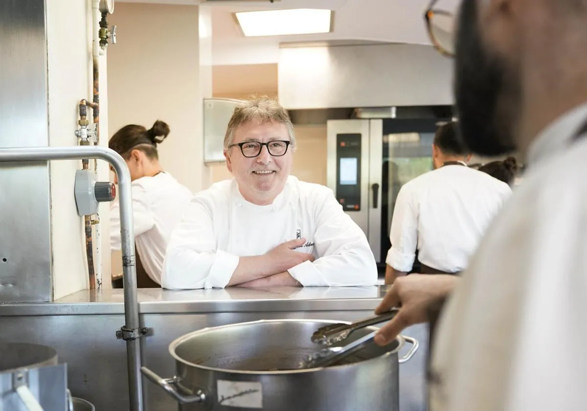 Andoni Luis Aduriz en la cocina de Mugaritz, con los últimos toques al menú que se estrena este fin de semana.