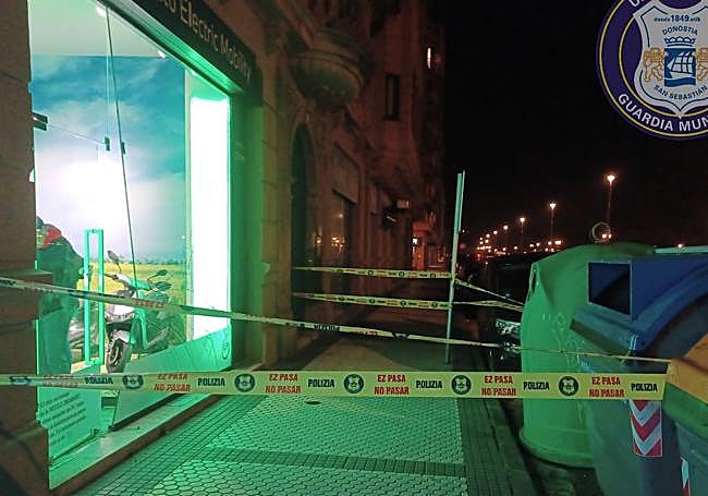 Los autores del ataque han desplazado el cristal laminado para ingresar en el interior del concesionario.