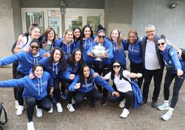 Jugadoras y representantes del Bera Bera a su llegada al polideportivo Bidebieta tras la consecución de la Copa en Málaga.