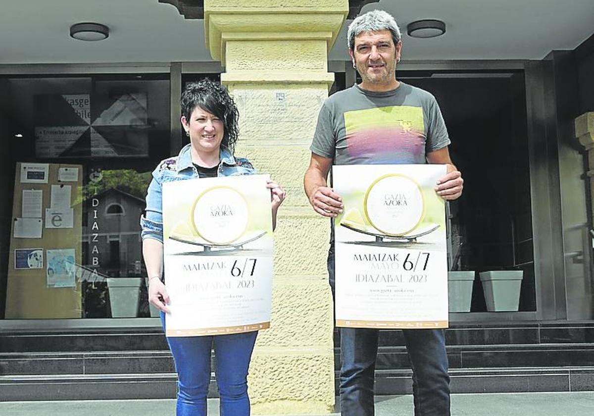 Marta Pérez e Iñaki Alberdi posan con el cartel de la feria.