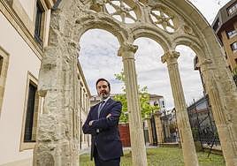 Javier Hurtado, consejero de Turismo, Comercio y Consumo, en el exterior del Parlamento Vasco.