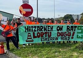 Los trabajadores dieron ayer su 'último concierto' en el peaje de Zarautz.