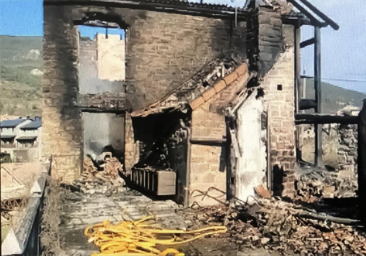 La casa de Castiello de Jaca tras quedar calcinada por la negligencia de un grupo de cuatro jóvenes, entre los que había tres guipuzcoanos.