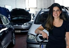 Irati Etxandi se dispone a cambiar una rueda.