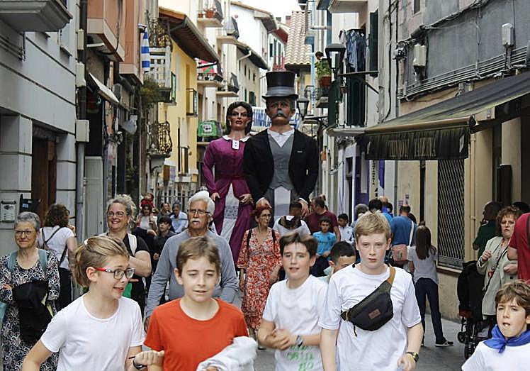 La comparsa Lebiton de gigantes y cabezudos se encargó de atraer al pueblo hasta la casa Zubiaurre.