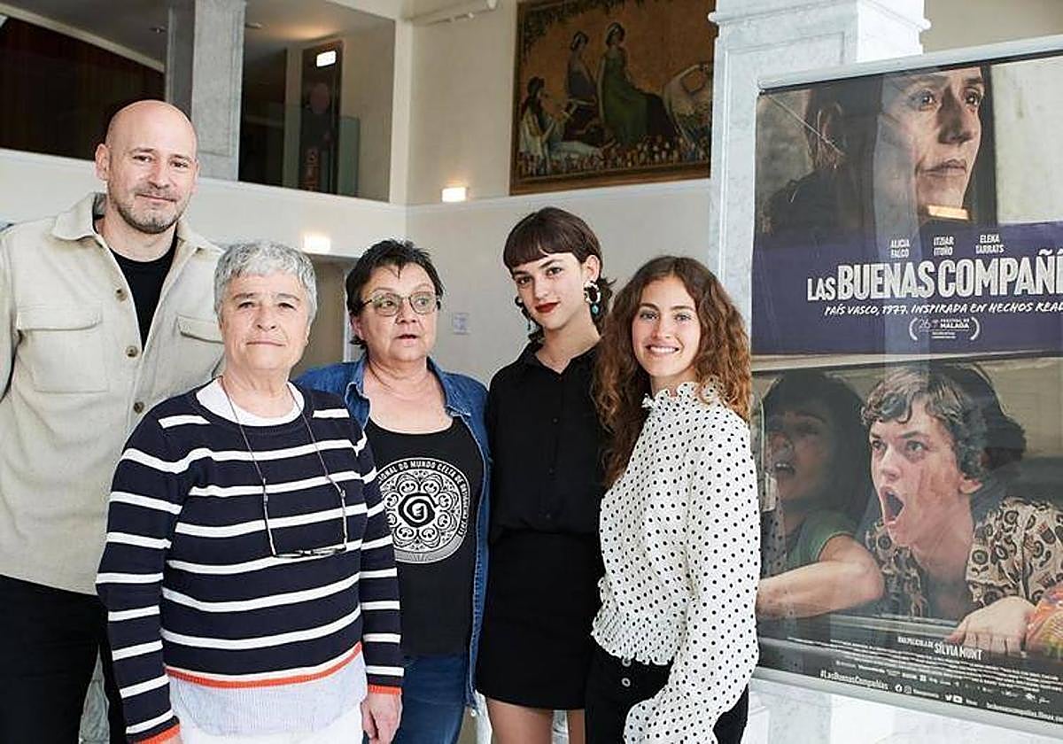 Jorge Gil Munarriz, Alicia Falcó y Elena Tarrats flanquean a las mujeres que inspiran la historia.