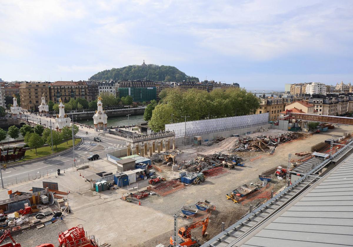 En el terreno que ocupaba la estación de tren de San Sebastián solo queda en pie la 'Puerta de Brandemburgo'.