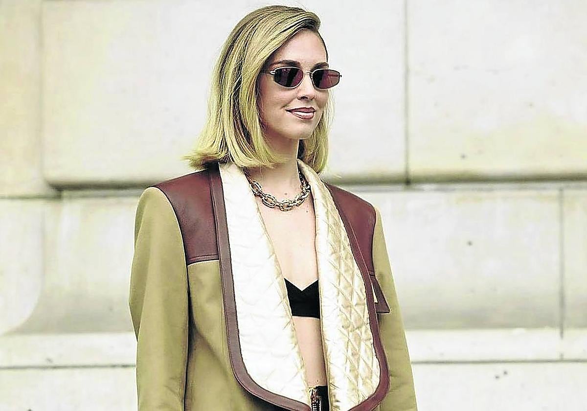 La italiana apuesta por un dos piezas 'crop' con americana superpuesta y complementos tendencia.