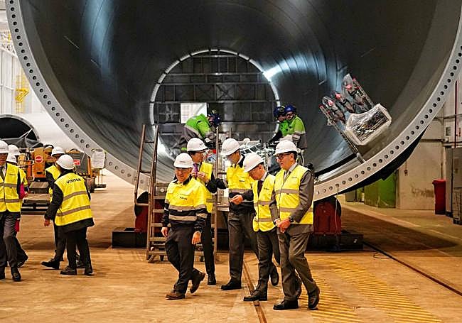 Imagen de la visita de Galán a las instalaciones de Haizea Wind el pasado mes de marzo, acompañado por el lehendakari Iñigo Urkullu.