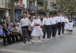 Las autoridades en la Soka dantza celebrada este viernes al mediodía en la plaza, ante la multitud de lazkaotarras presentes en la cita.
