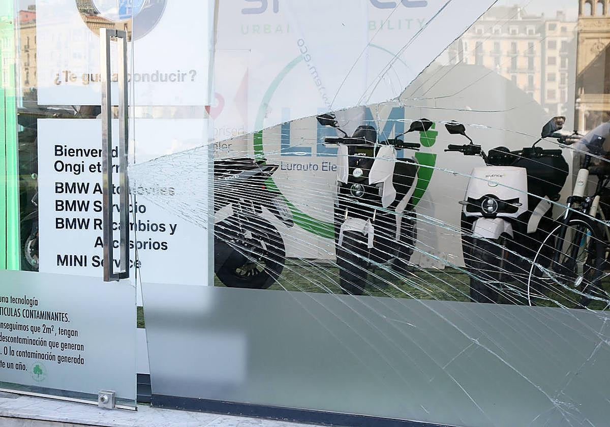 Cristalera de Lurauto reventada por los atacantes.