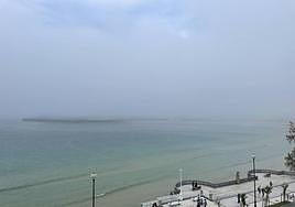 Curiosa instantánea de la bruma invadiendo toda la zona de Urgull, en San Sebastián.